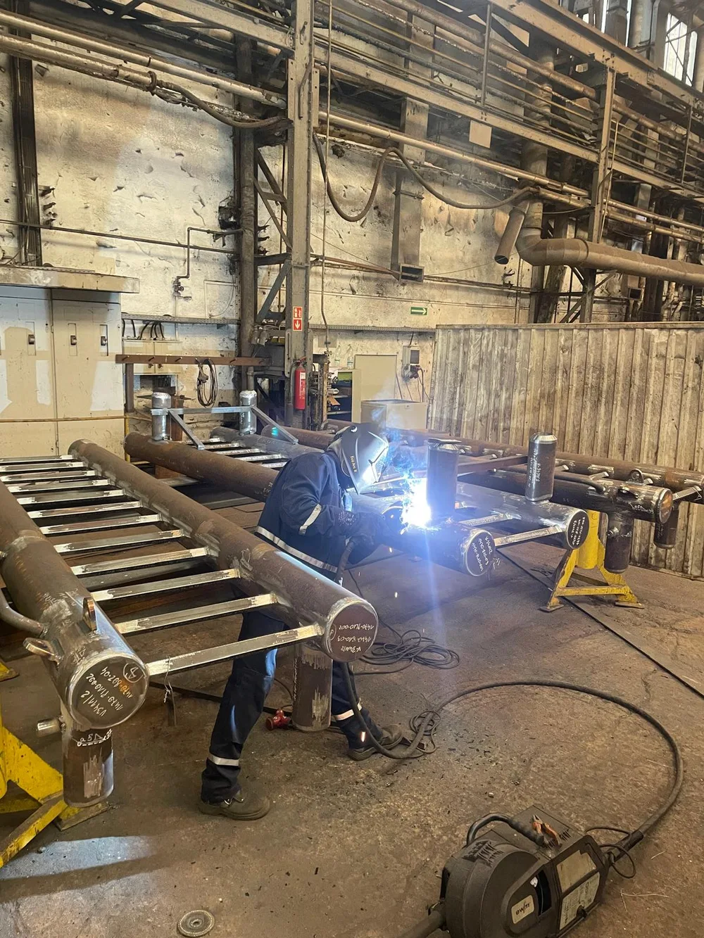Spawanie prefabrykowanych elementów stalowych w hali AG-STEEL