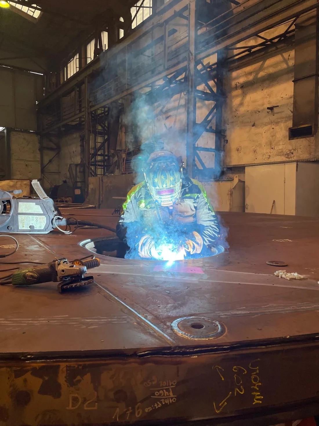Spawacz AG-STEEL podczas pracy przy konstrukcji stalowej